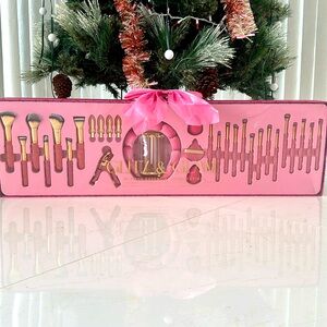 Limited edition, Glitz and Glam 31 piece collection ￼